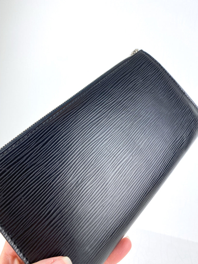 Louis Vuitton Epi Pochette Taske - Sort Med Sølvhardware