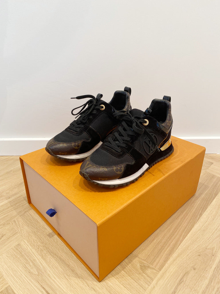 Run Away Trainer - Passer ca str 38 (Oprindeligt Str 37 Men De Er Store I Størrelsen)
