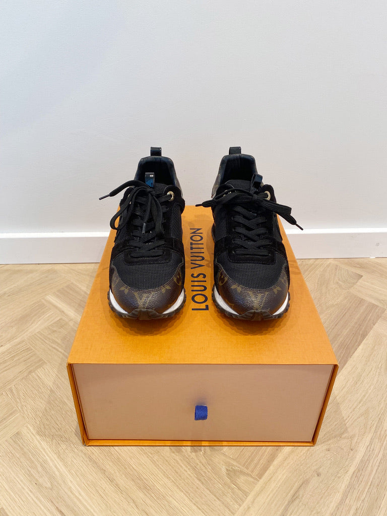 Run Away Trainer - Passer ca str 38 (Oprindeligt Str 37 Men De Er Store I Størrelsen)