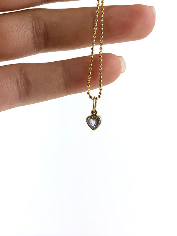 Carre Lille Hjerte Vedhæng - 18 Karat Guld Med Blå Safir