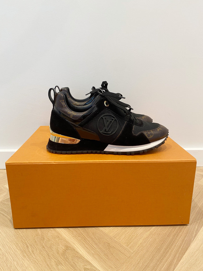 Run Away Trainer - Passer ca str 38 (Oprindeligt Str 37 Men De Er Store I Størrelsen)