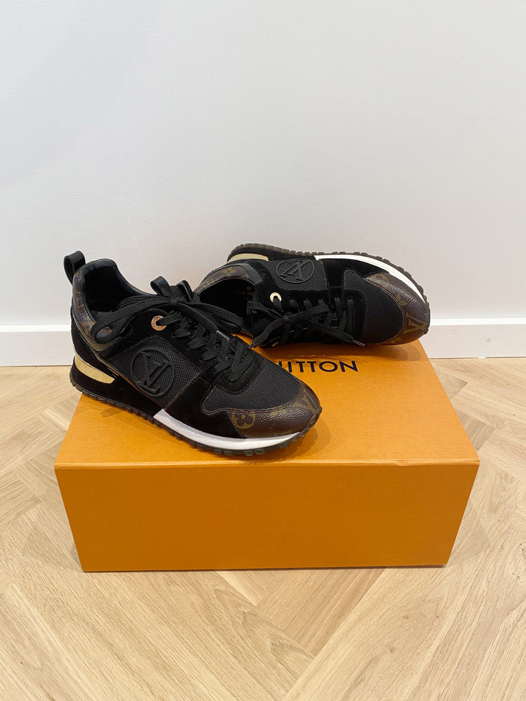 Run Away Trainer - Passer ca str 38 (Oprindeligt Str 37 Men De Er Store I Størrelsen)