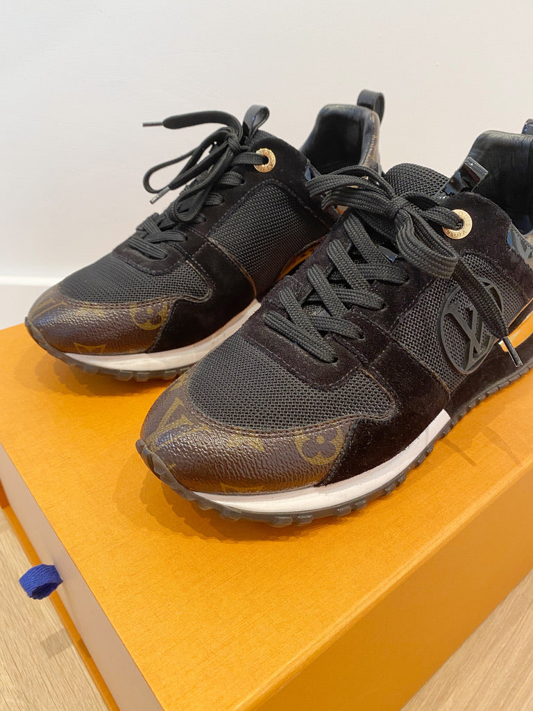 Run Away Trainer - Passer ca str 38 (Oprindeligt Str 37 Men De Er Store I Størrelsen)