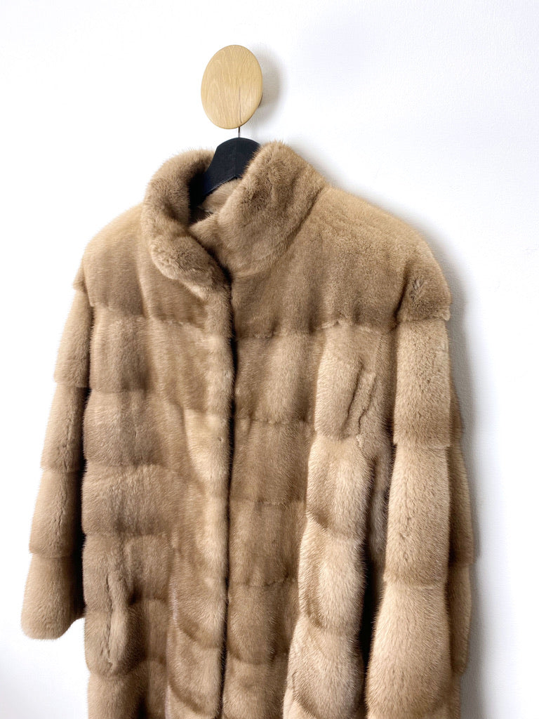 Mink Pels - Passer ca M & L.     (Nypris ca 41.000 kr/5.500 Euro)