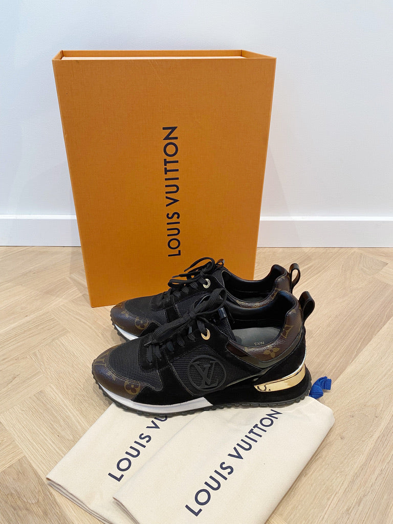 Run Away Trainer - Passer ca str 38 (Oprindeligt Str 37 Men De Er Store I Størrelsen)